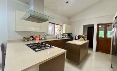 Casa con 750 m² de terreno y 4 recámaras en venta, Colonial La Sierra