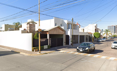 CSA DE 2 NIVELES CON ESTACIONAMIENTO PROPIO CASA EN VENTA A 2 CUADRAS DE PLAZA UNIVERSIDAD