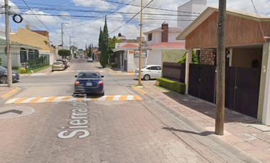 CSA DE 2 NIVELES CON ESTACIONAMIENTO PROPIO CASA EN VENTA A 2 CUADRAS DE PLAZA UNIVERSIDAD