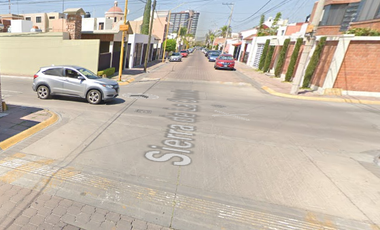 CSA DE 2 NIVELES CON ESTACIONAMIENTO PROPIO CASA EN VENTA A 2 CUADRAS DE PLAZA UNIVERSIDAD