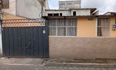 VENDO CASA DE UN PISO, COMPUESTA POR DOS DEPARTAMENTOS Y PATIO EN SECTOR FUNDEPORTES, CHILLOGALLO, SUR DE QUITO