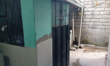 VENDO CASA DE UN PISO, COMPUESTA POR DOS DEPARTAMENTOS Y PATIO EN SECTOR FUNDEPORTES, CHILLOGALLO, SUR DE QUITO