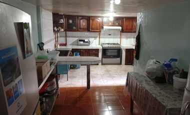 VENDO CASA DE UN PISO, COMPUESTA POR DOS DEPARTAMENTOS Y PATIO EN SECTOR FUNDEPORTES, CHILLOGALLO, SUR DE QUITO