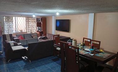 VENDO CASA DE UN PISO, COMPUESTA POR DOS DEPARTAMENTOS Y PATIO EN SECTOR FUNDEPORTES, CHILLOGALLO, SUR DE QUITO