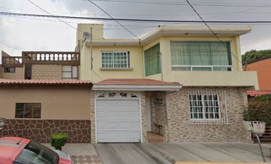 CASA EN VENTA CON TERRAZA Y GARAGE EN TLALNEPANTLA, EDOMEX