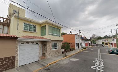 CASA EN VENTA CON TERRAZA Y GARAGE EN TLALNEPANTLA, EDOMEX