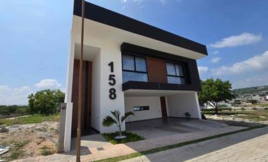 Residencial en venta con amplios espacios y alberca en  Puerta de Hierro