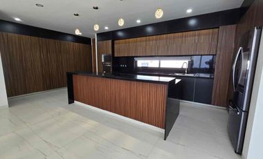 Residencial en venta con amplios espacios y alberca en  Puerta de Hierro