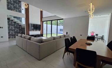 Residencial en venta con amplios espacios y alberca en  Puerta de Hierro