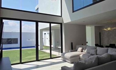 Residencial en venta con amplios espacios y alberca en  Puerta de Hierro