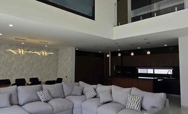 Residencial en venta con amplios espacios y alberca en  Puerta de Hierro