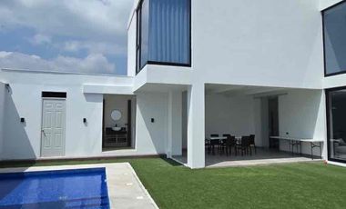 Residencial en venta con amplios espacios y alberca en  Puerta de Hierro