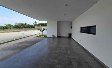 Residencial en venta con amplios espacios y alberca en  Puerta de Hierro