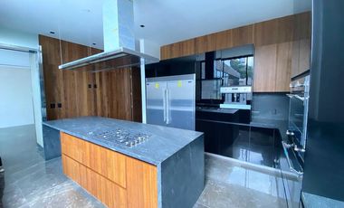 Venta Casa en Privada dentro de Bosque Real