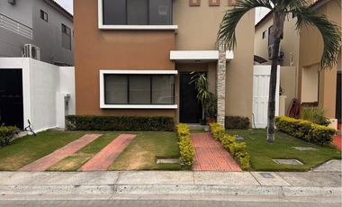 En venta casa de 3 dormitorios en Ciudad Celeste .