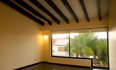 Casa en renta, en Prado Largo, Zona Esmeralda, con amplio jardín, impecable