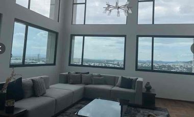 Penthouse amueblado dos pisos