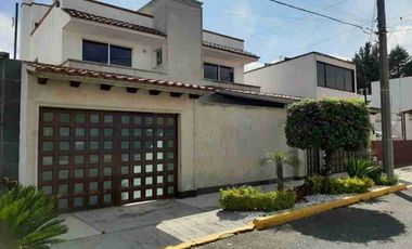 Se vende casa grande dentro de fraccionamiento club de golf San Carlos, Metepec, Estado De México