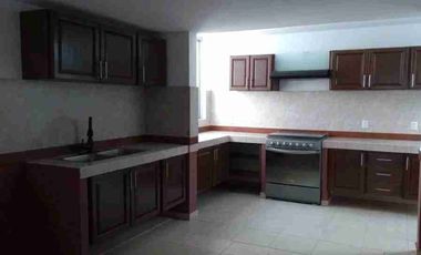 Se vende casa grande dentro de fraccionamiento club de golf San Carlos, Metepec, Estado De México