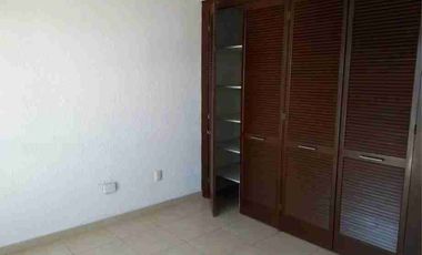 Se vende casa grande dentro de fraccionamiento club de golf San Carlos, Metepec, Estado De México