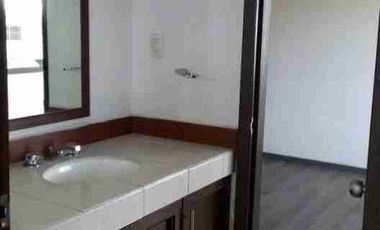 Se vende casa grande dentro de fraccionamiento club de golf San Carlos, Metepec, Estado De México