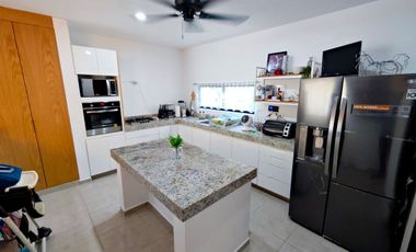 Casa en venta en Privada en Conkal Yucatán con recamara en planta baja