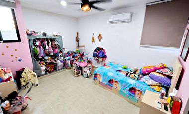 Casa en venta en Privada en Conkal Yucatán con recamara en planta baja