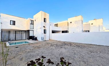 Casa en venta en Privada en Conkal Yucatán con recamara en planta baja