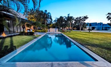 Casa en venta en Privada en Conkal Yucatán con recamara en planta baja