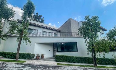 Venta de casa en calle cerrada en Bosques de las Lomas.
