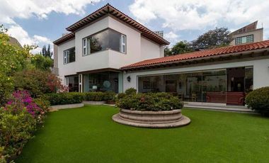 Venta de casa en calle cerrada en Bosques de las Lomas.