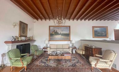 Venta de casa en calle cerrada en Bosques de las Lomas.