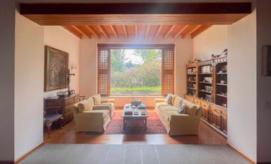 Venta de casa en calle cerrada en Bosques de las Lomas.