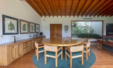 Venta de casa en calle cerrada en Bosques de las Lomas.