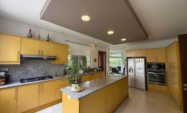 HERMOSA CASA DE VENTA EN EXCELENTE UBICACIÓN DE CUMBAYÁ!! SAN PATRICIO!!