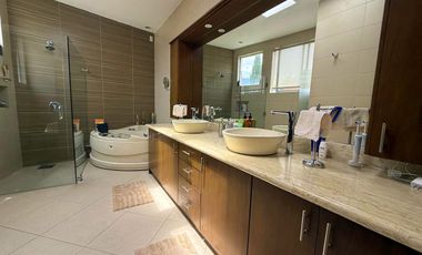 HERMOSA CASA DE VENTA EN EXCELENTE UBICACIÓN DE CUMBAYÁ!! SAN PATRICIO!!