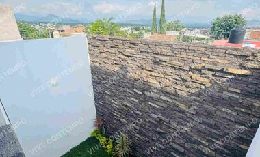 CASA SOLA EN EL POBLADO DE AHUATEPEC