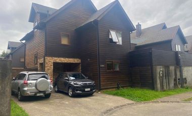 Se vende casa en condominio en Isla Teja