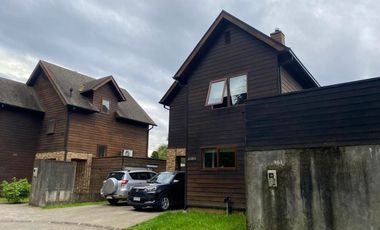 Se vende casa en condominio en Isla Teja