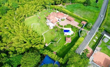 Majestuosa casa campestre en Malabar con 5 Alcobas, piscina y 4442 m2 de terreno. Cerritos. Pereira - Colombia.