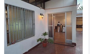 SE ARRIENDA AMPLIA CASA