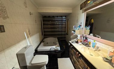 Se arrienda cómoda y luminosa casa grande, para uso habitacional y comercial en pleno centro de la ciudad de Talca