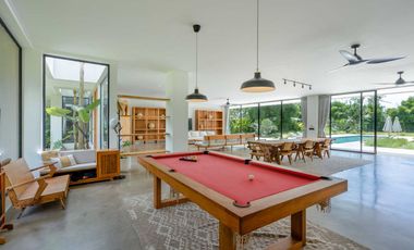 4-Bedroom Villa with Spacious Garden and Mount Agung Vista in Kaba-Kaba