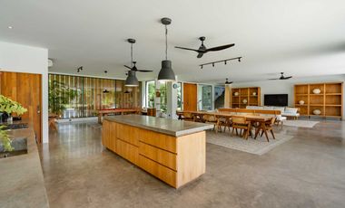 4-Bedroom Villa with Spacious Garden and Mount Agung Vista in Kaba-Kaba