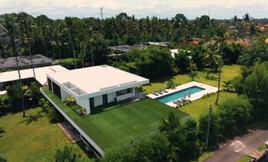 4-Bedroom Villa with Spacious Garden and Mount Agung Vista in Kaba-Kaba