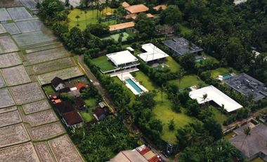 4-Bedroom Villa with Spacious Garden and Mount Agung Vista in Kaba-Kaba