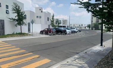 RENTA. El Mirador - Departamento en planta baja de 3 recámaras