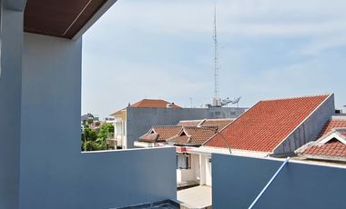 Rumah Baru 3 Lantai Desainnya Cakep di Taman Palem