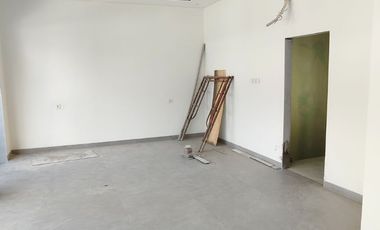 Rumah Baru 3 Lantai Desainnya Cakep di Taman Palem