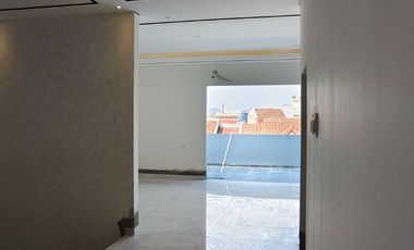Rumah Baru 3 Lantai Desainnya Cakep di Taman Palem